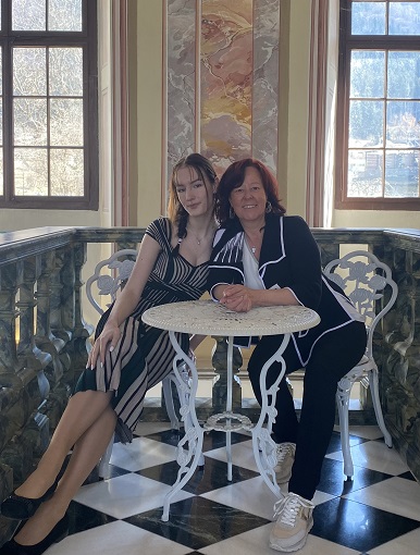 Leonie Auer mit Gesanglehrerin Sieglinde Steinacher.