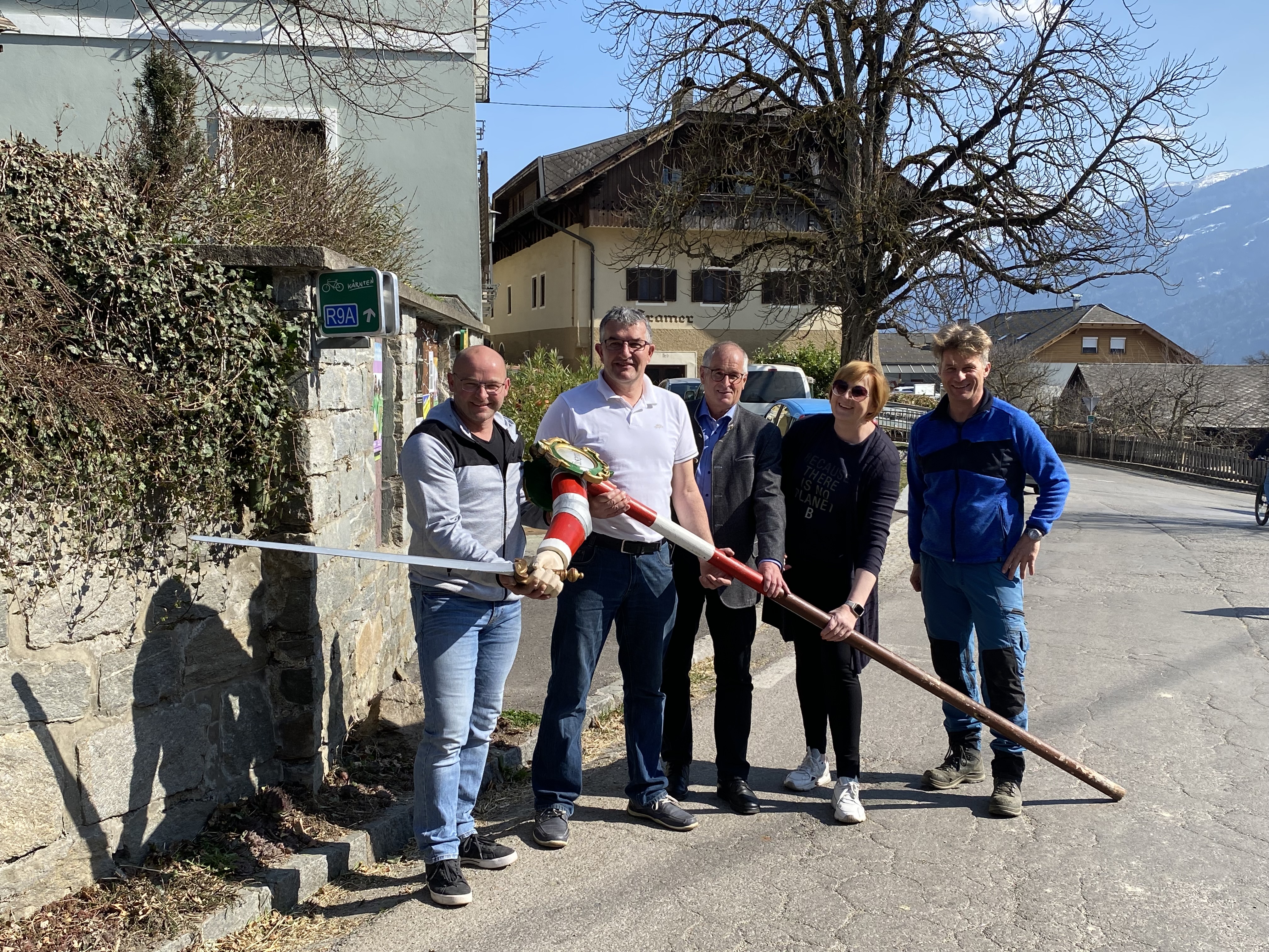 Zwei Wochen vor dem Markttag wurde ganz nach Tradition die Markthand aufgestellt. Drei Tage vor dem Markt wird sie gedreht, sodass das Schwert zur Stra&szlig;e &ndash; dem Marktplatz &ndash; zeigt.