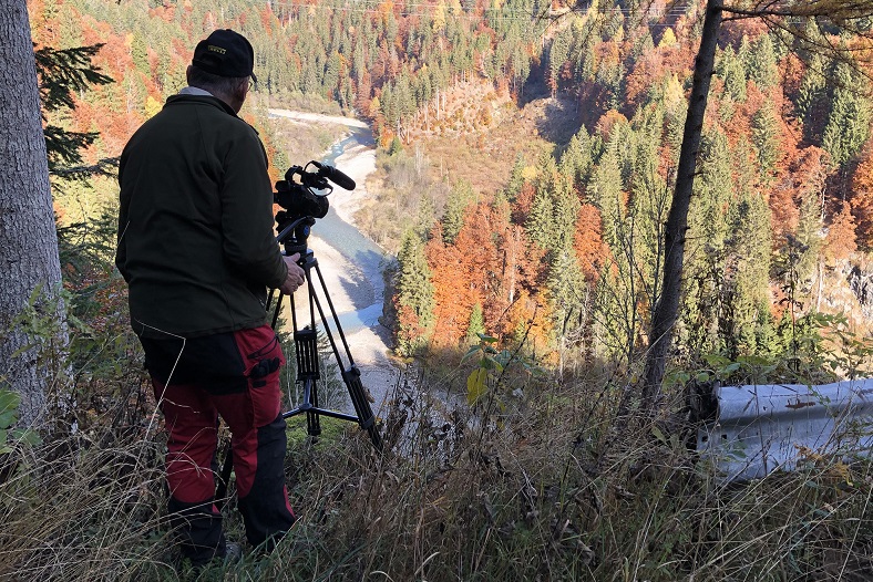 Teilweise im Wasser, teilweise &uuml;ber Felsen kletternd erforschte und filmte das Ehepaar Zebedin den Gail-Fluss. Fotos: privat