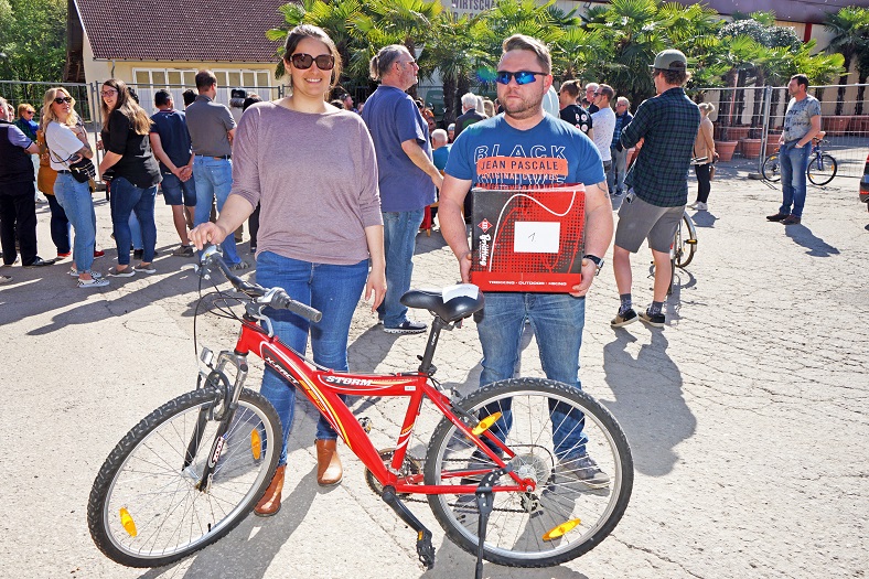Anja Peball mit ihrem neuen Fahrrad und Stefan Apfelknab mit einer Black Box