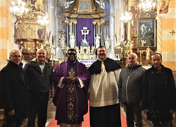 Ein &bdquo;S&auml;ngergaugipfel&ldquo; bei der Novene: V. l.: Der Vorsitzende des Musikrates, sprich Gauchorleiter Edmund Wassermann, Gauobmann Peter Krall, Ehrenmitglied Kurt Buchacher und der MGV-Obmann Michael Buchacher, in der Mitte der Stiftspfarrer von Gurk, Monsign