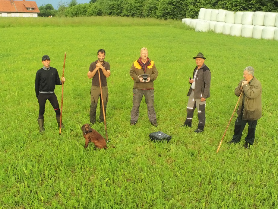 Die J&auml;gerschaft und das Einsatzdrohnen-Team gehen mit den Flugger&auml;ten auf Kitzsuche.