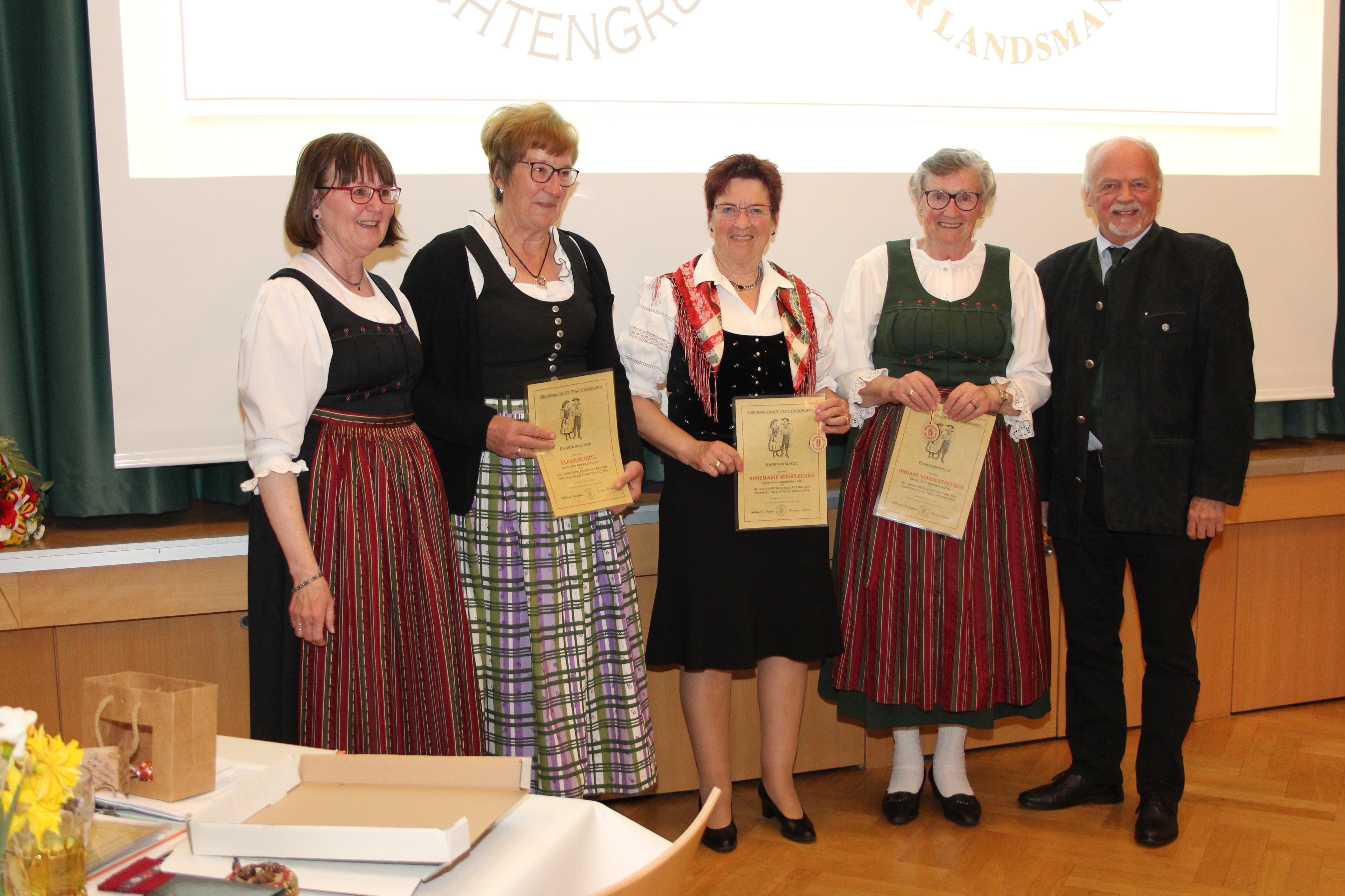 V. l.: Waltraud Puntigam, die geehrten Mitglieder Elfriede Ertl, Annemarie Wiesflecker, Bibiane Wassertheurer und Dr. Heimo Schinnerl.