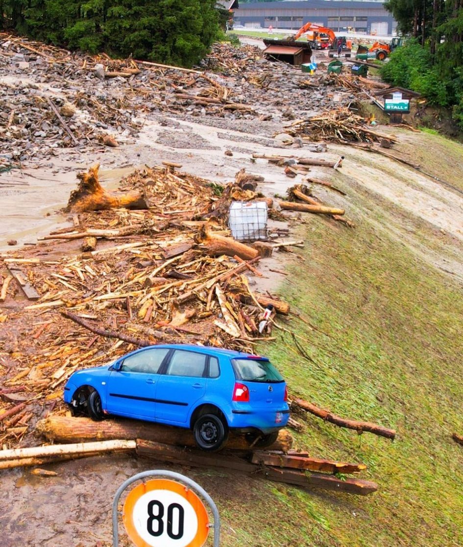 Auch Pkw wurden vom Ger&ouml;ll erfasst. Verletzt wurde dabei niemand.