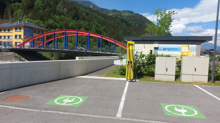 Neben der blau-roten Br&uuml;cke &uuml;ber die M&ouml;ll in M&ouml;llbr&uuml;cke ist linksufrig ein attraktiver Platz gestaltet worden. Foto: k.brunner