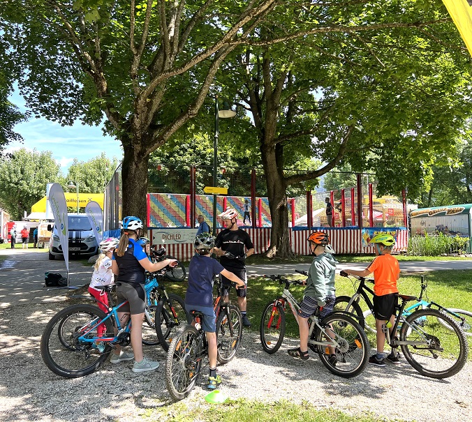 Stefan M&uuml;ller zeigte den Kids worauf es beim Biken ankommt. Foto: MBN/Pacher