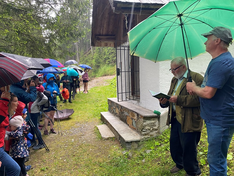 Gottfried Rieslegger h&auml;lt in der Andacht die Erinnerung hoch.