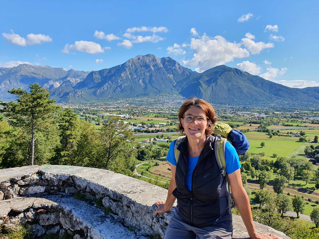 Gerlinde Krawanja Ortner erkl&auml;rt geologische Zusammenh&auml;nge im Gail- und Drautaler Kulturlandschaft. Foto: Lutche