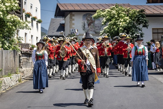 Der Festzug f&uuml;hrte durch St. Lorenzen, allen voran der &bdquo;Jubilar&ldquo;, die Lesachtaler Bauernkapelle St. Lorenzen. Fotos: Andreas Lutche