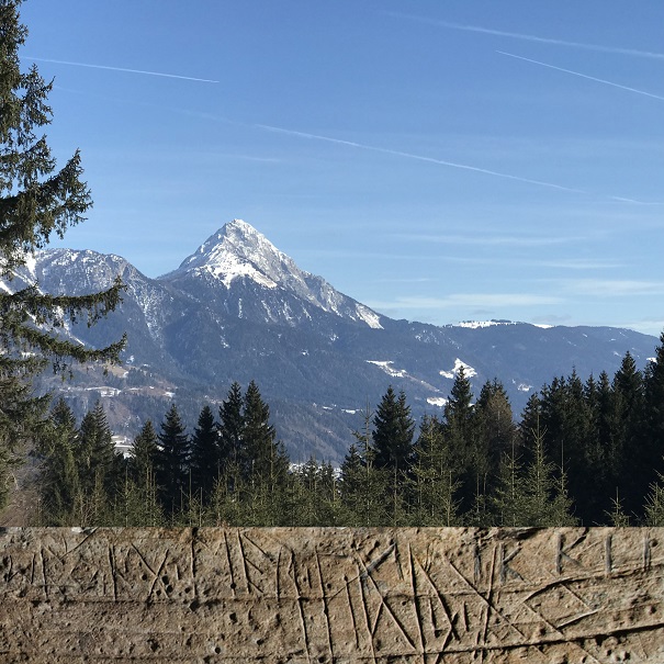 Der Inschriftenstein und die Gurina