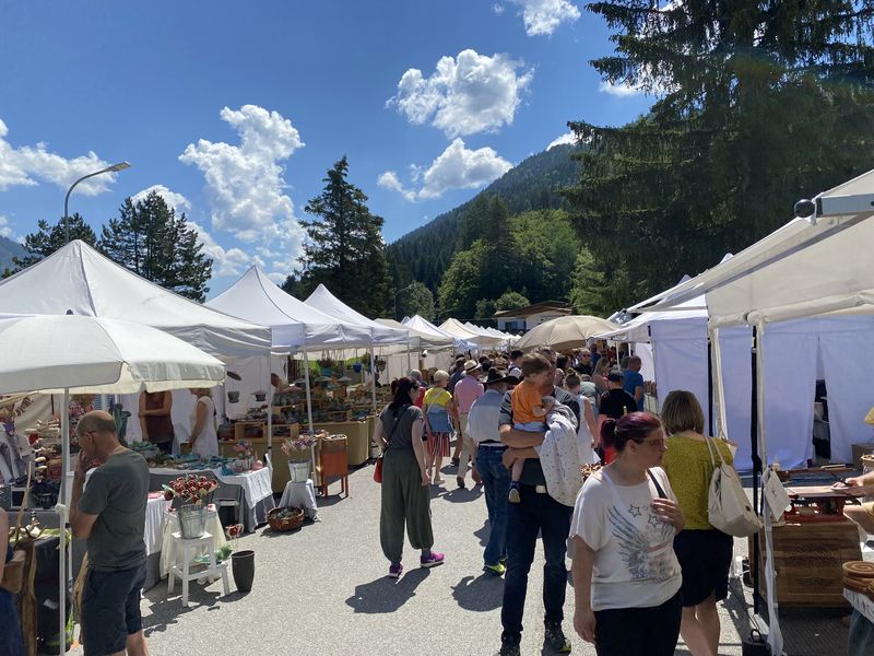 Das Wetter war einladend beim 23. Wei&szlig;enseer Kunsthandwerksmarkt.