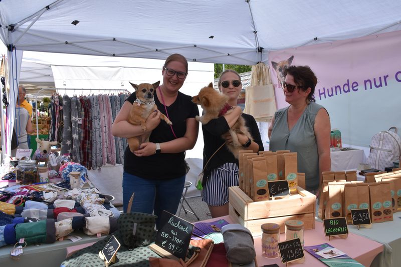 Alles f&uuml;r die Vierbeiner hatten Pia und Michelle Klump und Jutta Kehrer aus Villach.