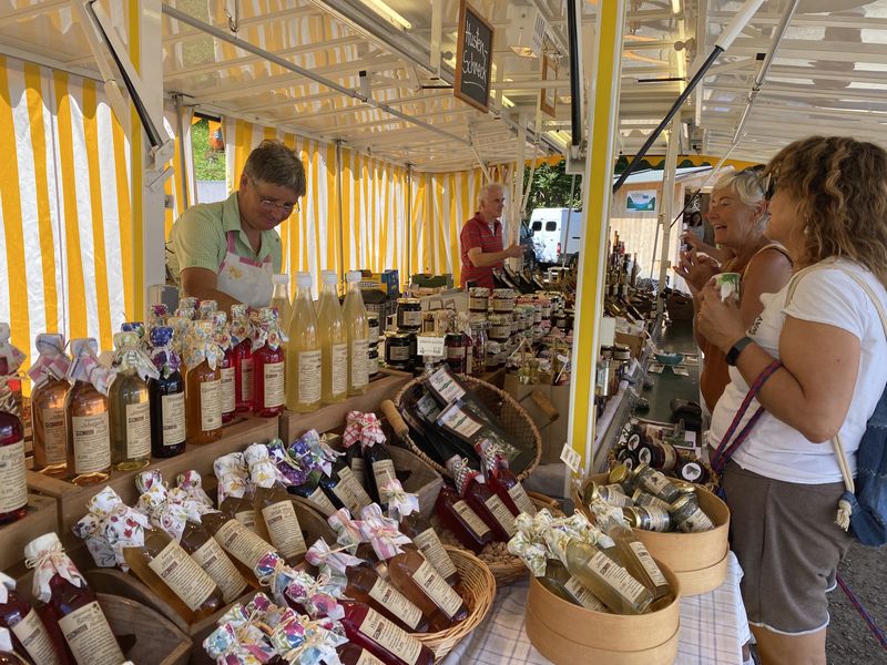 Das Wetter war einladend beim 23. Wei&szlig;enseer Kunsthandwerksmarkt.