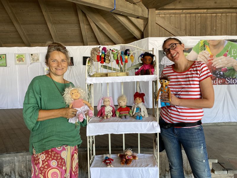 Neu dabei in diesem Jahr ist die in Spittal aufgewachsene Klagenfurterin Lisa Engel mit einer Textilausstellung und ihren handgemachten Puppen. Im Bild mit Organisatorin und K&uuml;nstlerin Marie Lenoble.