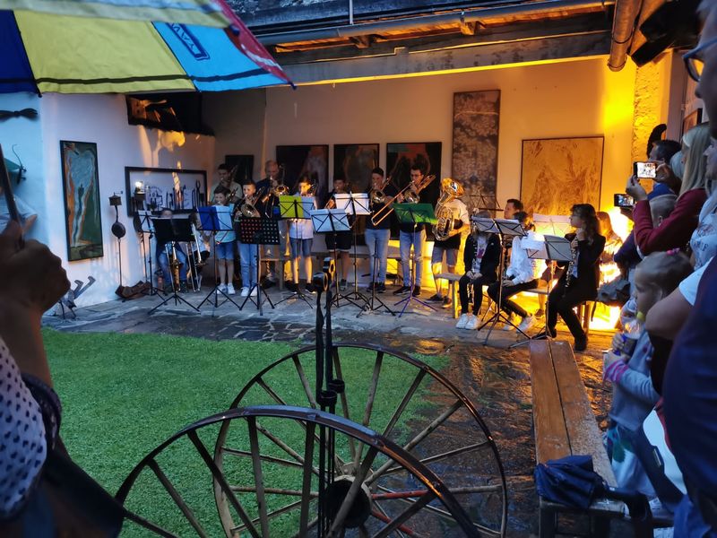 Musik und Kunst im Garten von Birgit Bachmann und Fritz Russ.