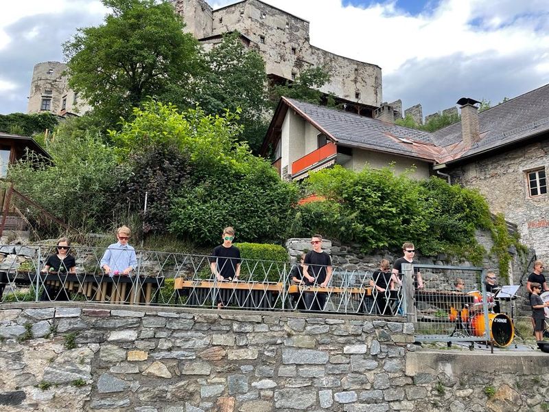 Die Schlagwerker vor der Alten Burg.