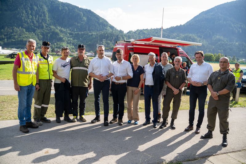 Mitglieder der Landesregierung machten einen erneuten Lokalaugenschein im Unwettergebiet. Diesmal dabei Bundeskanzler Karl Nehammer.