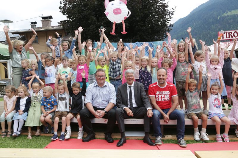Zertifikatsverleihung an den KG Rangersdorf, vl.: Bgm. Josef Kerschbaumer, LH Peter Kaiser, Wolfgang Schober (Landes-GF Jugend Rotkreuz) mit den KG-Kindern u den P&auml;dagoginnen.
