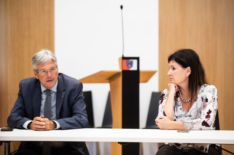 LH Peter Kaiser und Bgm. Maria Knauder im Krisenstab nach der Unwetterkatastrophe. Foto: LPD/Varh