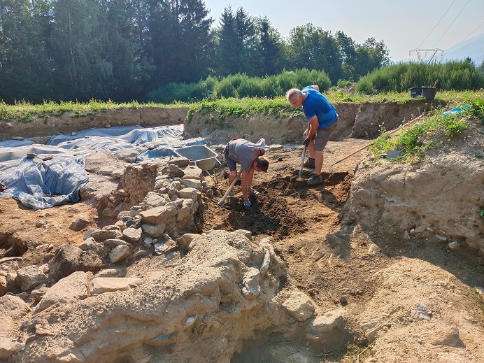 Gr&auml;ber aus dem AMS-Besch&auml;ftigungsprogramm arbeiten auf &bdquo;historischem Boden&ldquo;.