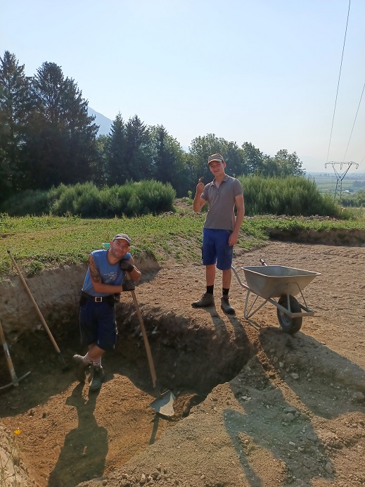 Gr&auml;ber aus dem AMS-Besch&auml;ftigungsprogramm arbeiten auf &bdquo;historischem Boden&ldquo;.