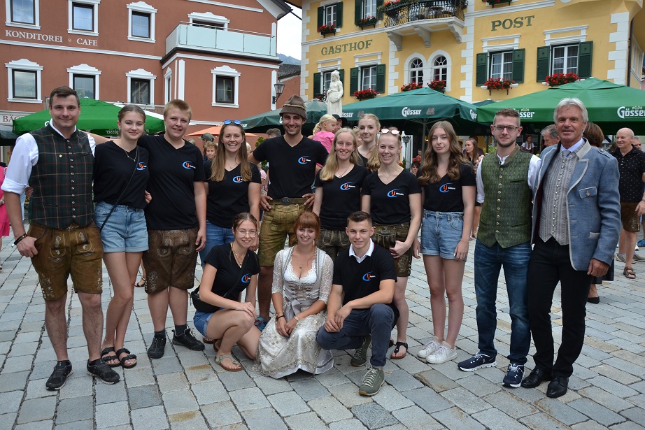 Bgm. Stefan Brandst&auml;tter (r.) freute sich mit den Mitgliedern der Landjugend Oberdrauburg &uuml;ber das gelungene Markt- und Brauchtumsfest