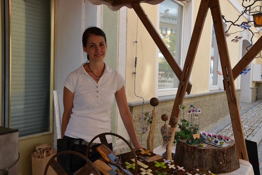 Zahlreiche heimische Aussteller brachten Marktatmosph&auml;re im historischen Ortskern.
