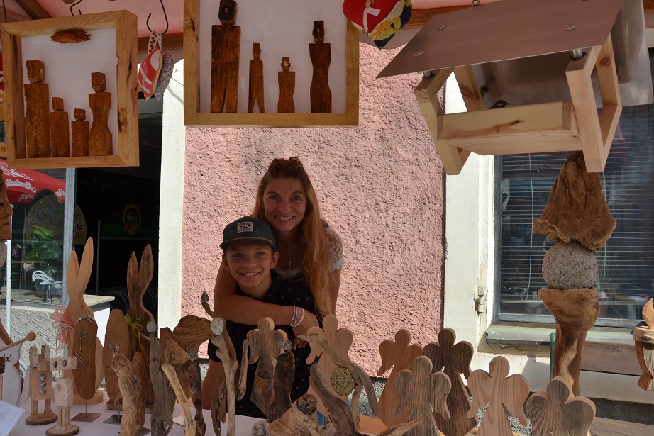 Zahlreiche heimische Aussteller brachten Marktatmosph&auml;re im historischen Ortskern.