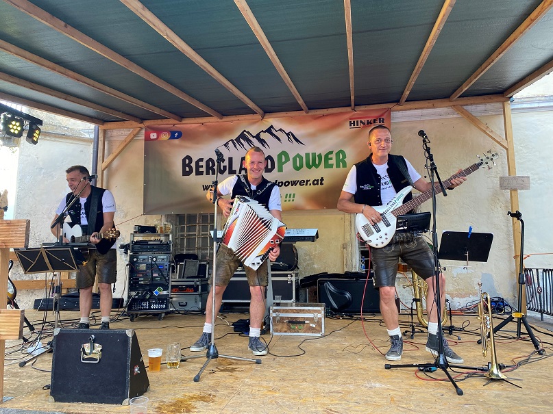 Die Gruppe &bdquo;Bergland Power&ldquo; unterhielt am Nachmittag. Den Fr&uuml;hschoppen spielte die TK Steinfeld.