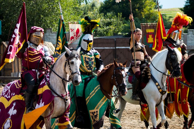 Mehrmals t&auml;glich gibt es eine Reitershow unter der Burg Sommeregg.