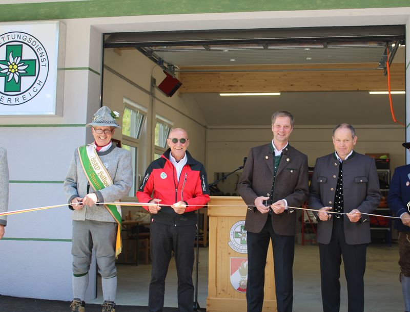 In Betrieb genommen wurde auch die dazugeh&ouml;rige Fahrzeuggarage. V. l.: Ortstellenleiter Harald Rader, &Ouml;BRD Landesleiter Otmar Striednig, Bgm. Martin Lackner und Bgm. Peter Suntinger.