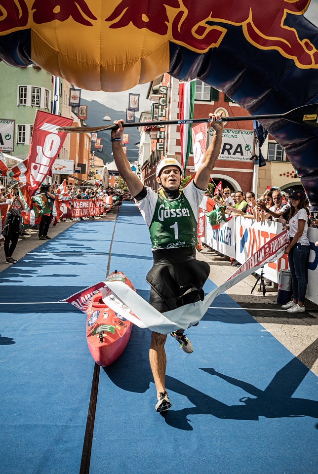 Letzte Kr&auml;fte mobilisieren die Kanuten beim Zieleinlauf am Lienzer Hauptplatz. Foto:Mirja Geh
