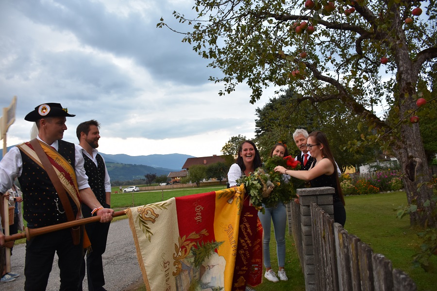 F&uuml;r jedes St&auml;ndchen gab es nat&uuml;rlich ein Kranzl. Im Bild Michael und Philip Prei&szlig;l vom MGV Lind.