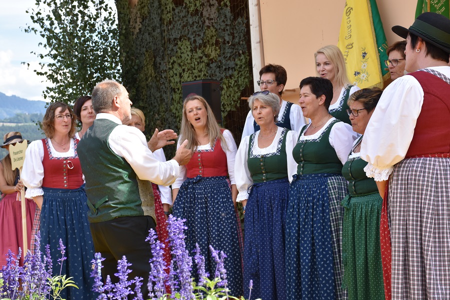 Der Frauenchor &bdquo;Die Liesner&ldquo; aus Eisentratten mit &bdquo;ihrem&ldquo; einzigen Mann, Chorleiter Peter Winker.
