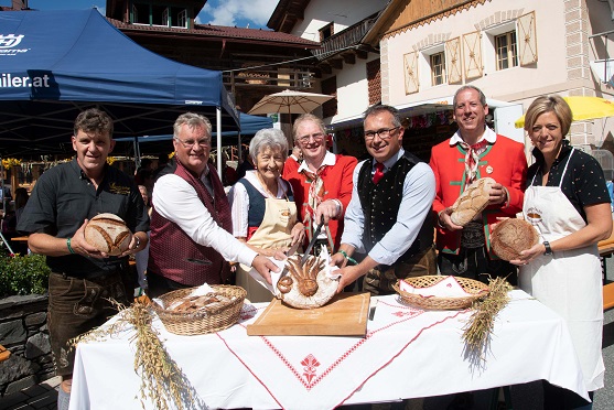 Mit dem Brotanschnitt wurde das traditionelle Fest er&ouml;ffnet. V. l.:  Markus Unterguggenberger, Bgm. Hans Windbichler, Rosa Lanner, Johann Unterguggenberger, Vize-Bgm. Gerald Kubin, Michael Egartner und Hemma Hohenwarter.