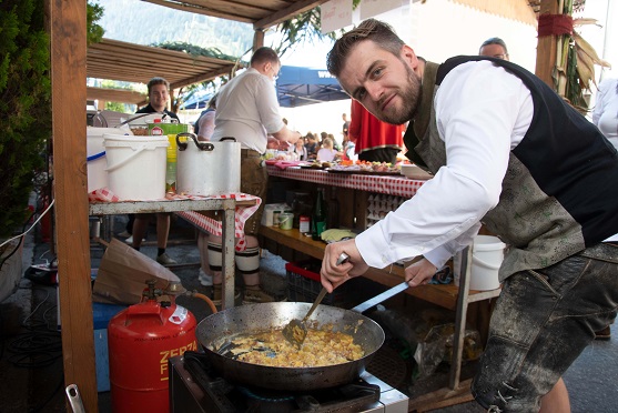 Zum Mittagstisch und f&uuml;r Zwischendurch warteten k&ouml;stliche heimische Spezialit&auml;ten (im Bild Ferdinand Stadlober).