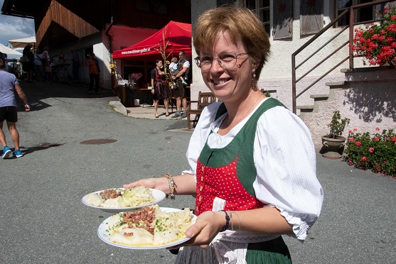 Im Bild Elisabeth Tschaler im feschen Lesachtaler Dirndl.
