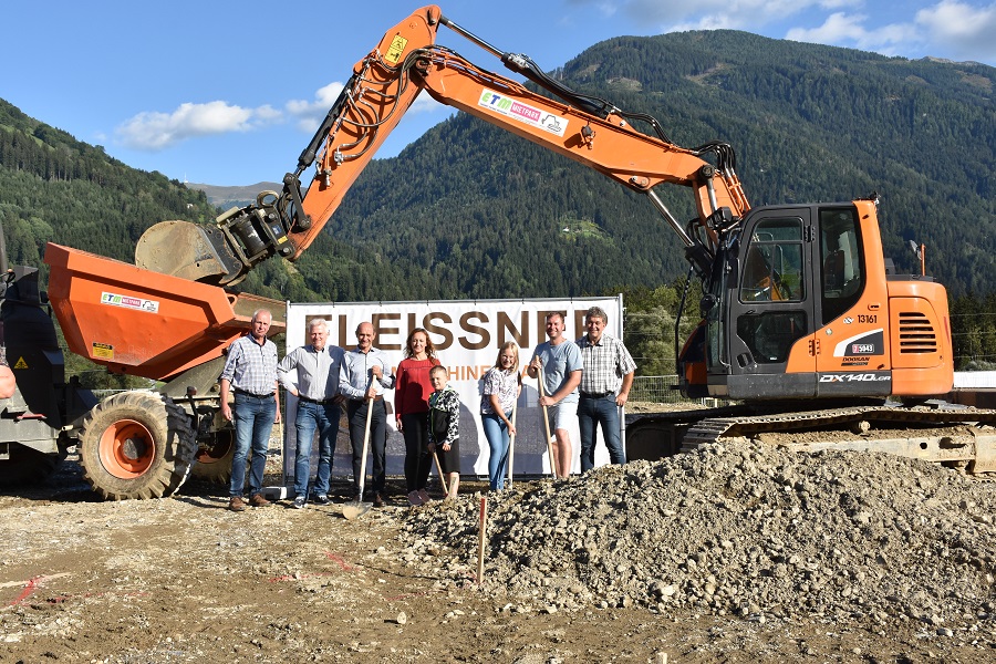 Spatenstich im Gewerbepark Le&szlig;nig. V. l.: Eva Madritsch, Ivana Fleissner, Polier Gerfried Altersberger, Vize-Bgm. Andreas Guggenbichler, GR Alfred Brunner, Bgm. Manfred Flei&szlig;ner, Vize-Bgm. Hermann Schluder, Unternehmer Andreas Fleissner und Christian Zl&ouml;b