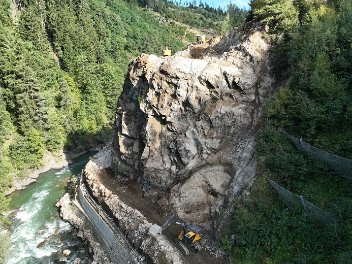 3.000 Kubikmeter Felsmaterial bereits abgetragen, die Arbeiten verlaufen planm&auml;&szlig;ig. Fotos: Land K&auml;rnten/Abteilung 9