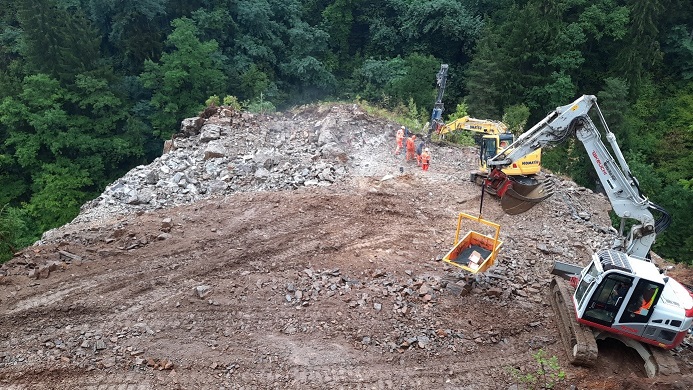 3.000 Kubikmeter Felsmaterial bereits abgetragen, die Arbeiten verlaufen planm&auml;&szlig;ig. Fotos: Land K&auml;rnten/Abteilung 9