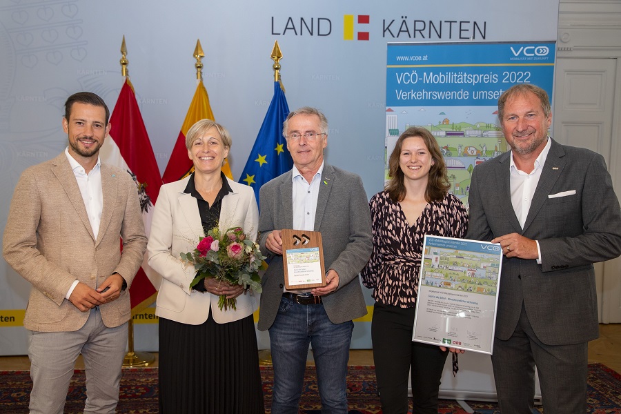Der Mobilit&auml;tspreis wurde in Klagenfurt &uuml;bergeben. V. l.: LR Sebastian Schuschnig, Marlene Bacher, Hermann Florian, Lina Mosshammer (VC&Ouml;) und Reinhard Wallner (&Ouml;BB). Foto: LPD/Taltavull