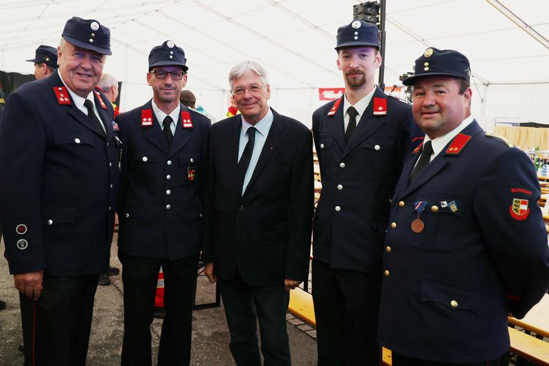 8. Tag der Einsatzkr&auml;fte in Millstatt. Am Bild: LH Peter Kaiser mit Vertretern der Feuerwehr. Foto: LPD K&auml;rnten/Wajand