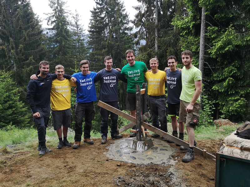 Die Landjugend Dellach hat das alte Wetterkreuz auf der Schnitzer Tratte wieder fit gemacht.