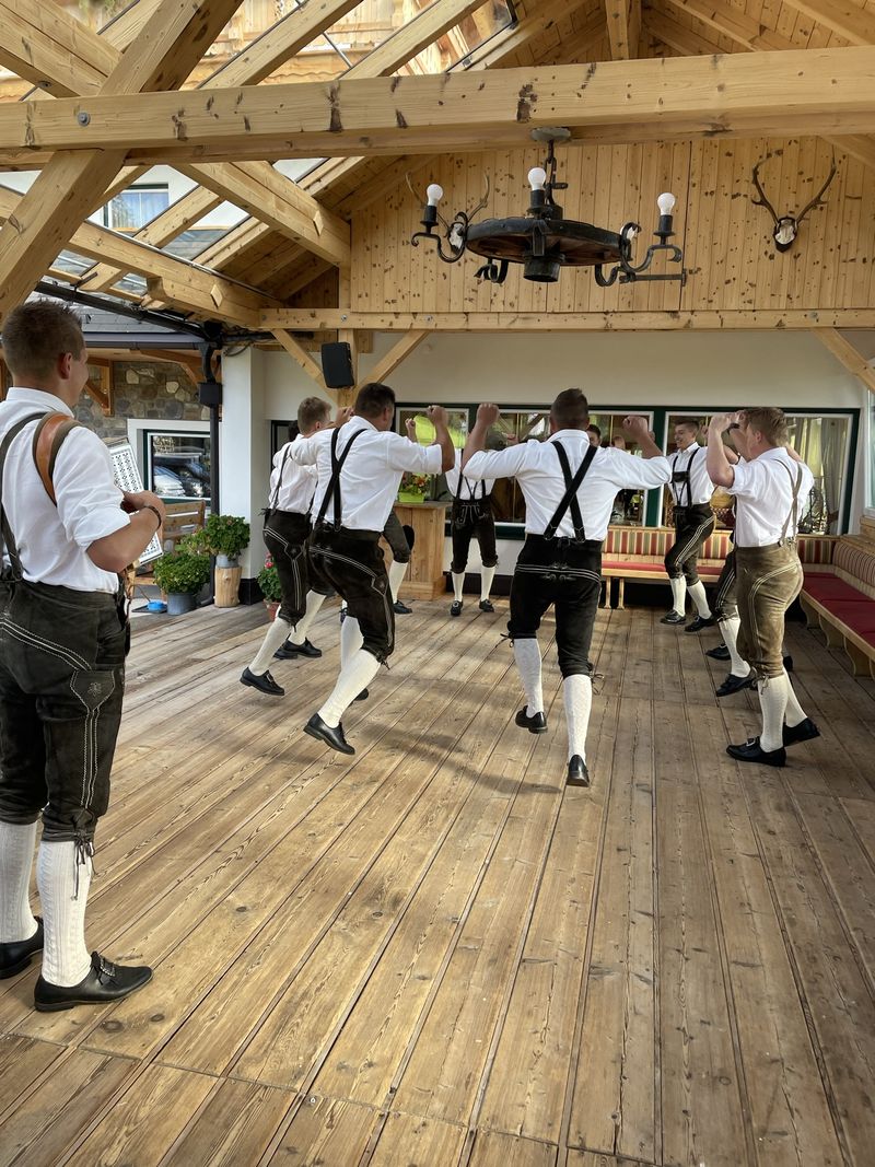 Mitglieder der Landjugend Rennweg verfilmten traditionelle Schuhplattler.