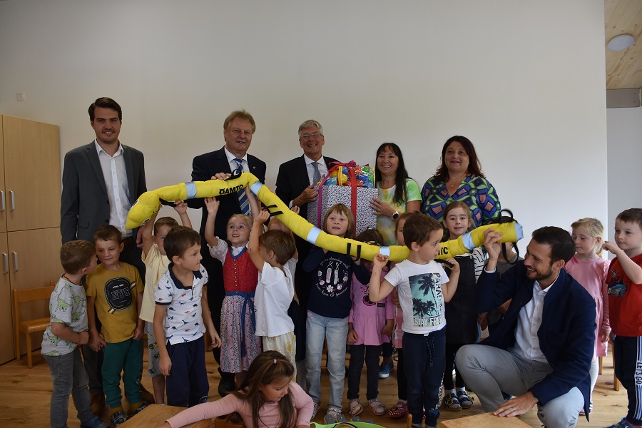 Prominent besuchte Er&ouml;ffnungsfeier in Presseggen. V. l.: LA Luca Burgstaller, Bgm. Leopold Astner, LH Peter Kaiser, KiTa-Leiterin Angelika Jarnig, StR Martina Wiedenig und (hockend) LR Sebastian Schuschnig mit den Kindern der KiTa Presseggen.