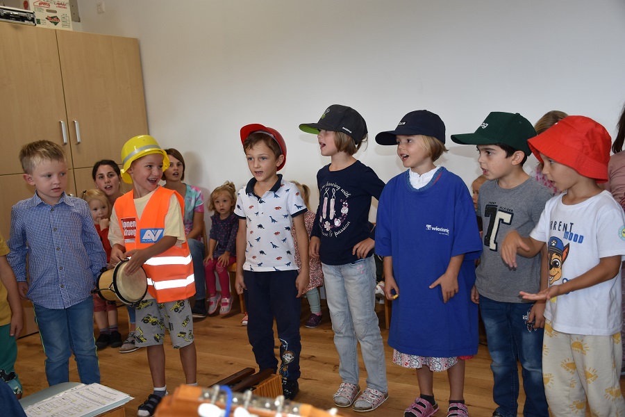 &bdquo;Wer will flei&szlig;ige Handwerker sehn&hellip;&ldquo;, mit einigen einstudierten Liedern bedankten sich die Kinder f&uuml;r &bdquo;ihre&ldquo; neue KiTa.