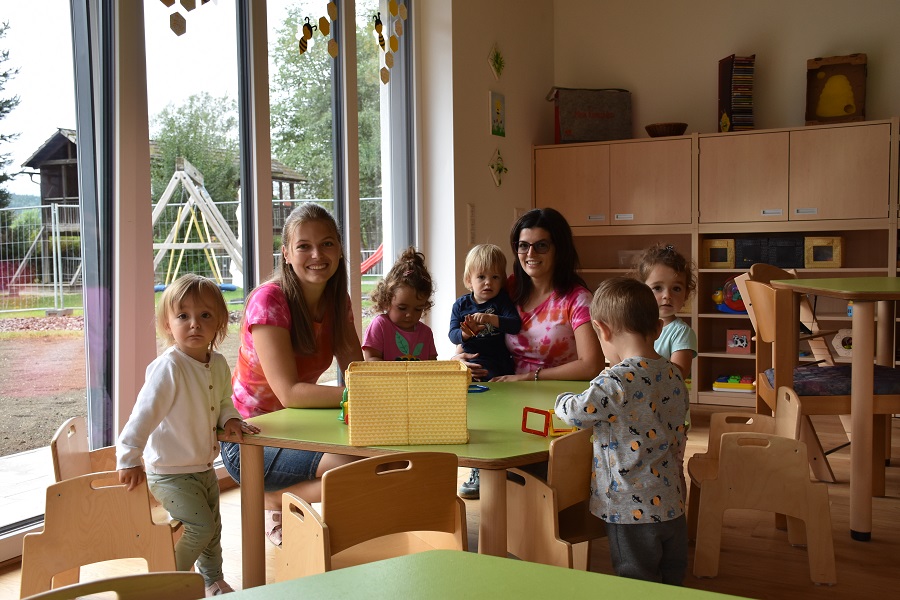 Kindergartenreferentin Martina Wiedenig lobte die P&auml;dagoginnen im Kindergarten Pressegger See rund um Leiterin Angelika Jarnig, &bdquo;die das Haus zu einem Wohlf&uuml;hlhaus machen&ldquo;.
