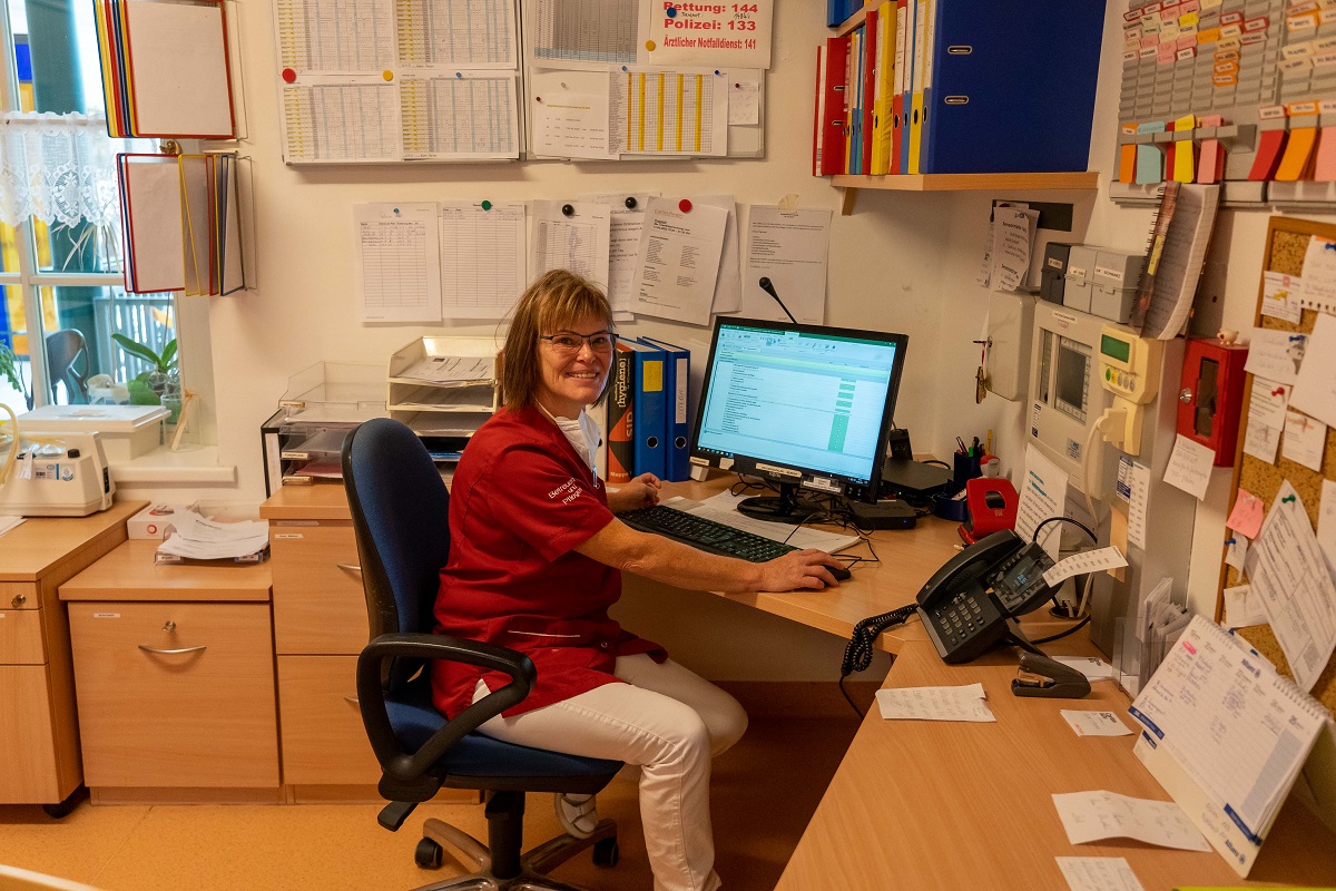 Christa Berger im Dienstzimmer