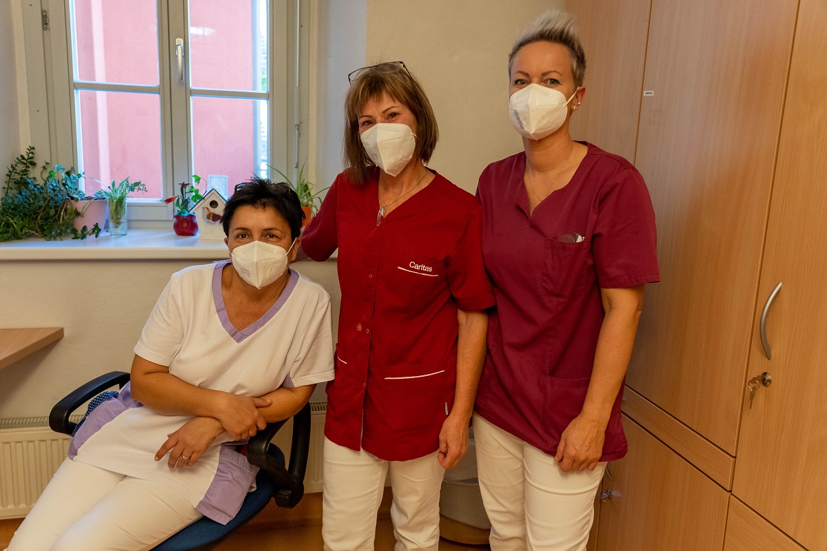 Pflegeassistentinnen Azra Sivčević (sitzend), Christa Berger (Mitte), Waltraud Andexer (rechts)