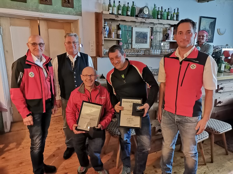 F&uuml;r 25 Jahre in den Diensten der Bergrettung wurden Helmut Unter&uuml;berbacher und Gerhard Oberluggauer geehrt.